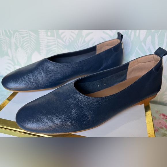 Everlane Shoes - Everlane the day glove 100% leather flats in navy blue color Size 8